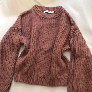 Na-kd stickad tröja - Fin gammelrosa stickad tjocktröja, några lösa trådar och ganska strävt material men ändå okej skick. 💕