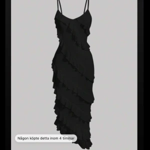 svart volang klänning - super fint svart klänning med volang, tyvärr kommer de inte till användning för mig men hoppas att den gör för någon annan!  egna bilder finns och fråga gärna!💞