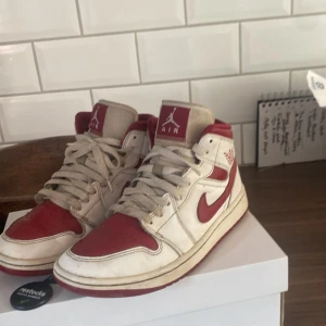Jordan 1  - Ett par skor jag inte använt så jätte mycket men dom är i skicka 8/10 någon repa men bra sko. Restoock tag följa med inkl crees skydd. Och låda.  Priset är förhandlingsbart bart skicka bud. Kan mötas upp i Varberg  