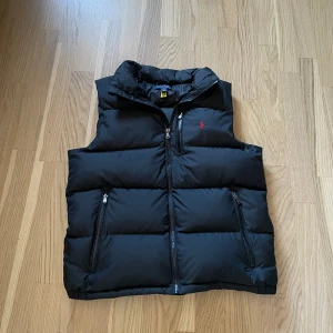 Ralph lauren väst - Jättefin väst som passar perfekt nu när det är vår/sommar. Jättefin väst UTAN DEFEKTER. Kom med minsta lilla fråga eller fundering :)