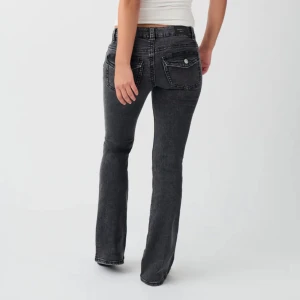 Lågmidjade gråa jeans  - Lågmidjade gråa jeans med detaljerade fickor i bak💕
