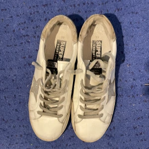 Golden Goose - Säljer mina Golden Goose då de är för små. Skick ca 7/10 då de är lite slitna på sina ställen men syns knappt. Storleken är 44 men lite små så kan passa 43. Tyvärr inget OG. Hör av er med frågor och kan även gå ner vid snabb affär:)