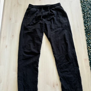 Linne byxor - Ett par linnebyxor i storlek M  Säljer på grund av att de är för småa använda i typ 1 månad nypris 500