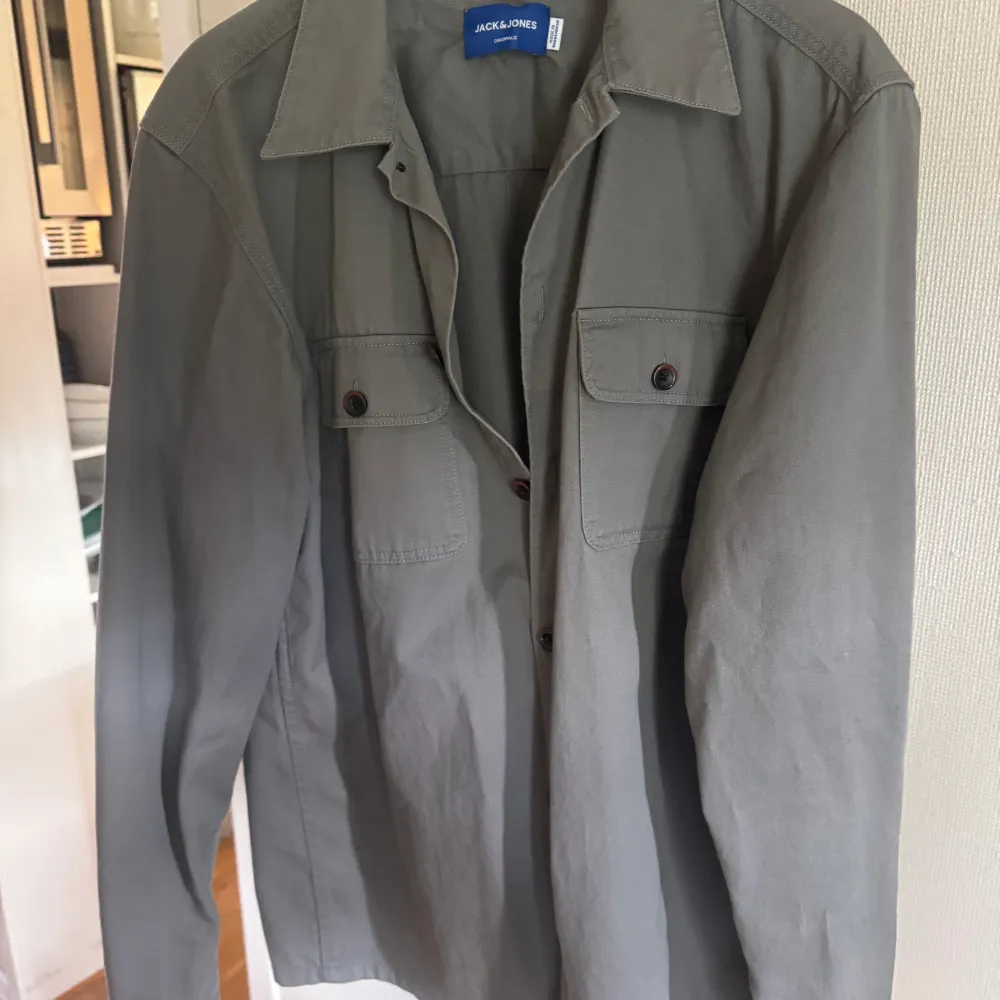 Grå overshirt i storlek S Använd en gång o säljes på grund av för liten storlek. Skicket är som ny skick då ingen defekt finns. Vid frågor är det bara att höra av sig . Takit.