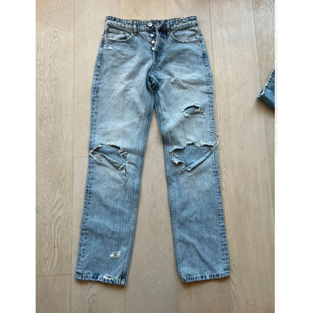 Jättesnygga jeans från zara med mid waist.💕. Jeans & Byxor.