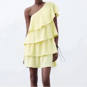 !SÖKER! Söker denna gula klänningen från zara!! Kan betala 500 kr för den eller mer! Storlek xs,s eller m men helst xs och s!!! Skriv till mig om ni har den!!