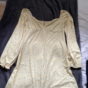En fin gul somrig långärmad  klänning  - Från Nelly, i storlek S. Använd några gånger  Mjukt skönt tyg. 