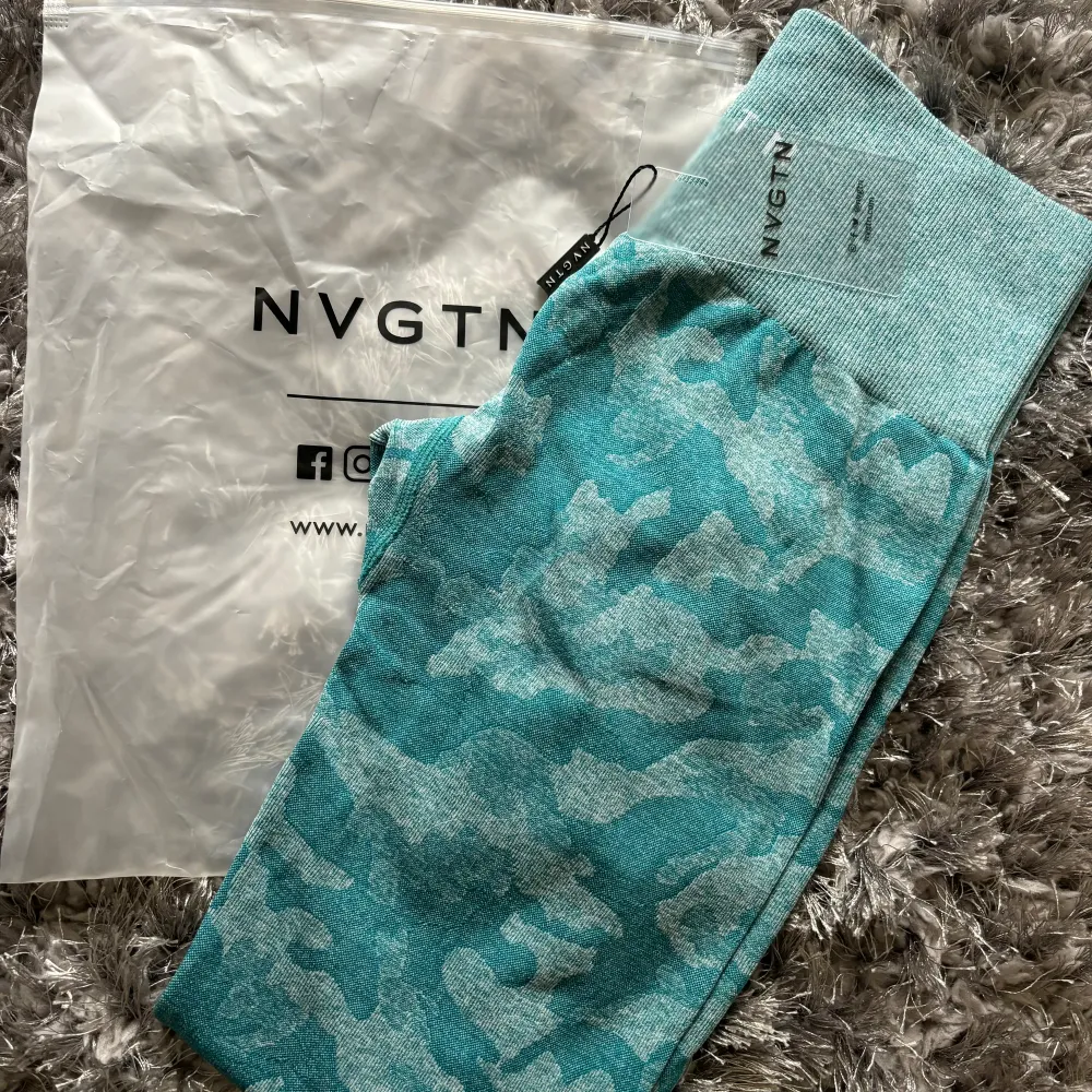 Nvgtn camo leggings  Storlek: Xs  (Passar även stl S, jag har i normalt fall enbart S)  Färg: Teal  Säljes för att jag måste rensa ut hemma. Har för mycket träningskläder! Alltså inga fel på dessa.  . Sportswear.