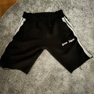 Palm angels  - Säljer för det inte är min stil, som ni ser så är dom avklippta från vanliga byxor. Men inget man bryr sig om. Skick 8/10 skriv vid fler funderingar!
