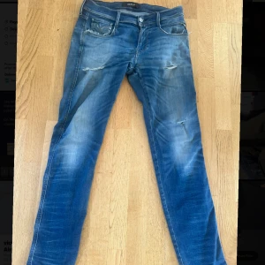 Replay jeans  - Säljer nu ett par rikigt feta replay jeans, modellen på jeansen är replay anbass hyperflex och dom är slimfit. Hyfsat skick men dom har fortfarande mycket kvar att ge! Tveka inte om att fråga om fler bilder. Mitt pris 349kr men pris kan diskuteras!