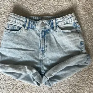 Jeans shorts perfekt till sommaren💘 i bra skick💗💗 från Lindex i storlek 146, men passar också mig som e 163😊😊 