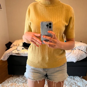 Superfin guldig tröja! - Säljer denna fina guldiga tröja. Den är i väldigt bra skick! Storlek står inte men den passar S/M