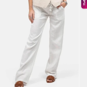 Lågmidjade Linnebyxor  - Lågmidjade linnebyxor ifrån skagen clothing! Den är storlek M men passar S. Använt 2 gånger så dem är i bra skick! Nypris 800, pris kan diskuteras, inga defekter eller så. Hör av er vid frågor❤️