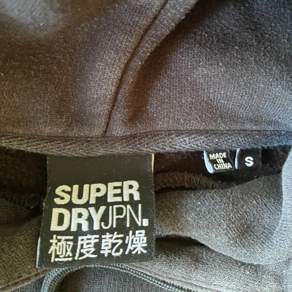 Säljer nu denna feta superdry hoodie som är köpt från deras butik för några år sen. Nypris 800.. Hoodies.