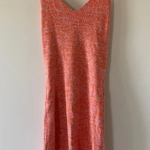 Klänning från bikbok - Säljer en tight klänning med snörning runt halsen, använd Max 5 gånger. Corallfärgad, åt det orangea hållet