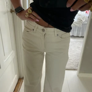 jeans - så snygga jeans från junkyard i en ljusare färg, använda ett fåtal gånger och är i bra skick!🙌🏼💕💕