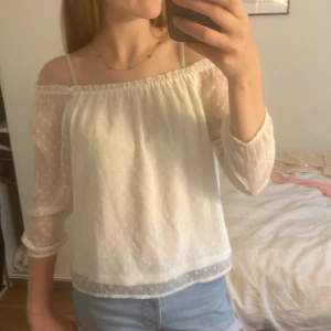 blus - En fin vit tröja med lite kortare ärmar och och lite genomskinlig på ärmarna❤️