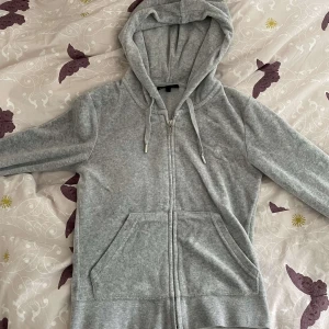 Juicy Couture Kofta - Hjälper min bästa kompis sälja denna kofta från Juicy Couture. Nästan helt i nyskick, och använd ett fåtal gånger. Originalpris - 700kr. Hör av dig vid intresse eller frågor.