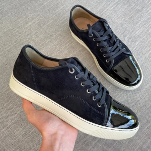 Marinblå Lanvin Skor - Säljer dessa sjukt feta marinblå lanvins i inprincip nyskick! | Storlek 43 (UK9) | Box, 2st dustbags, Extra Snören ingår | Hör av dig för fler bilder eller om du har någon fundering 🤝