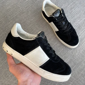 Valentino Flycrew - Säljer dessa stilrena valentino flycrews! | Skick 8/10 (1 nit borta) | Storlek 38 (sitter lite större) | Box, Dustbag, Extra Snören ingår | Hör av dig för fler bilder eller om du har någon fundering! 🤝