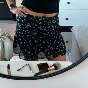 Blommig kjol - Blommig kjol från Shein men ändå bra kvalité. Svart med blommor på, jättefin modell. Ingen prislapp men sitter som en M. 