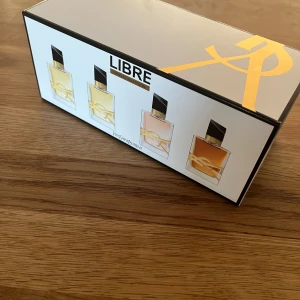YSL parfymer - Ett fyrpack YSL libre damparfymer. På sista bilden är dem numrerade. 1 och 2 är YSL libre EDP, 3 är YSL libre EDT och 4 är YSL libre EDP intense. Parfymerna är 7,5 ml styck och aldrig utnyttjade då det inte var den doft jag var ute efter.