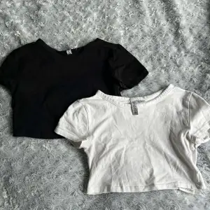 Tshirt från Hm. Den svarta är i strl S, vitr i strl XS. Cropped. Kan säljas tillsammans för 50 elr separat för 30 kr. 