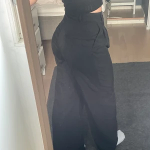 Kostymbyxor - Söta kostymbyxor från monki!!❣️ Bra längd på mig som är 168 och är i mycket bra skick. Kan alltid diskutera pris och skicka fler bilder!😚