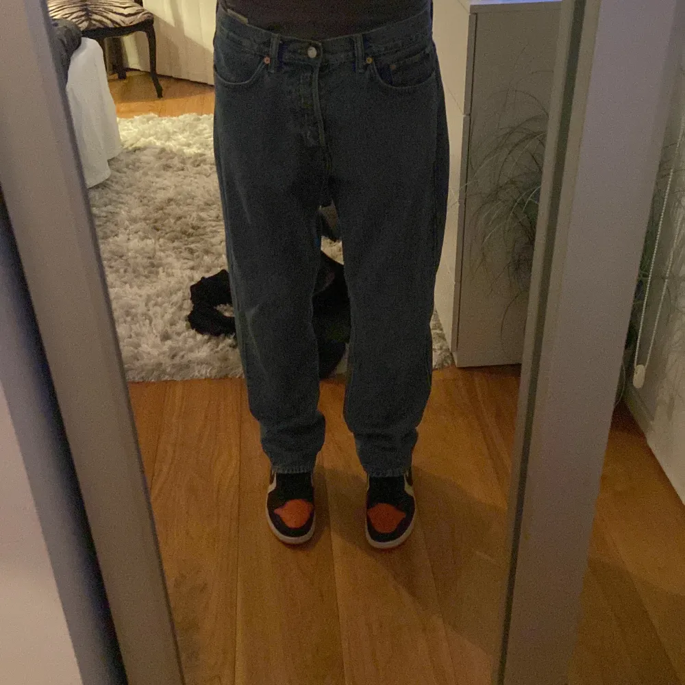 Säljer ett par schyssta weekday jeans med skön loose fit på jeansen och snygg tvätt med skick 9/10!!⭐️. Jeans & Byxor.