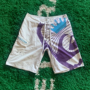 Quiksilver surfshorts - Sköna surfshorts från Quiksilver som även kan användas som badshorts. Uppskattat skick 6/10. Skicka ett meddelande innan köp!
