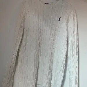 Säljer denna snygga och stilrena stickade tröjan från Ralph Lauren. Den har inte använts alls mycket är i väldigt fint skick 10/10. Hör av er om ni har några frågor eller funderingar!