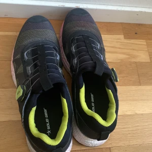Solid gear arbetsskor strl 43 - En skyddssko med fantastisk dämpning och komfort som minskar belastning vid användning Vent 2 fantastiska passformsegenskaper tillsammans med BOA Fit System. Nypris ca. 3600kr 