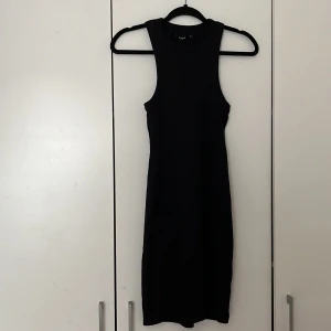 Svart sommarklänning  - Svart tight sommarklänning från Bikbok som aldrig kommit till användning - helt ny med prislapp 
