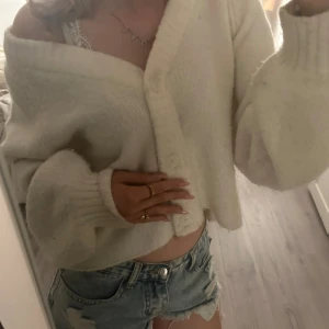 Kofta  - Stickad kofta i fint shick. Får ingen användning av, priset kan diskuteras 💗Nypris ca 300