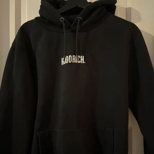 Hoodrich hoodie - Svart hoodrich hoodie, storlek L men passar även M. Inga defekter och bra skick!! Nypris 800, säljer för 450 då den är i väldigt bra skick