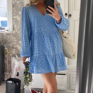 Blå klänning - Jag säljer min blåa klänning från hm. Den är i storlek xs och är ganska kort, men den är i bra skick och är endas använd ett fåtal gånger💙