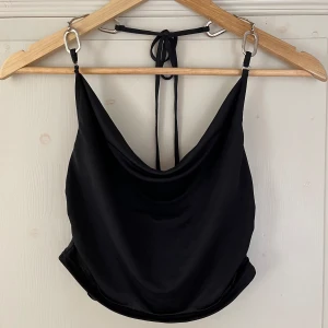 Festtopp  - Helt ny tröja från urban. Perfekt till både fest eller andra event. Nypris 600kr, säljs för 300. Skriv för fler frågor/prisförslag 💗