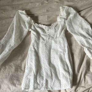 Kort vit klänning  - Aldrig använd! Superfin med lite korsettliknande överdel, kort och med dragkedja! 