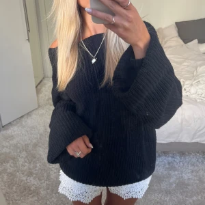 Stickad tröja med öppen rygg - Säljer denna svarta stickade tröja med öppen rygg, ses näst sista och sista bilden. Har du någon fråga är det bara att höra av dig🫶🏻