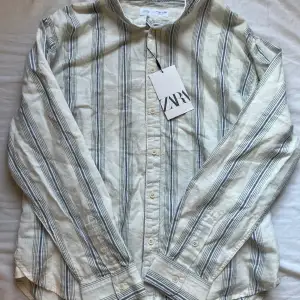 Somrig skjorta från Zara som fortfarande har prislapp kvar⛱️ Inga defekter, oanvänd!