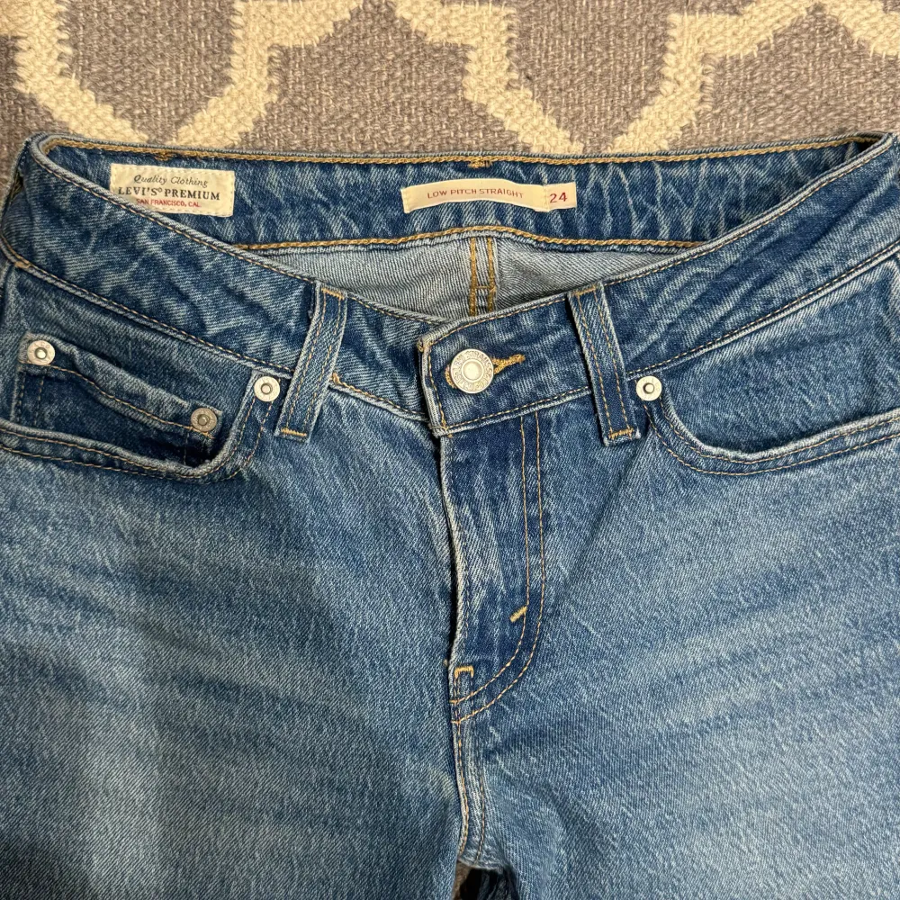 Lågmidjade jeans från Levis. Endast använda vid tre tillfällen. Som nya! Passar xs och s. Storlek 24. Köpta för över 1000 kr . Jeans & Byxor.