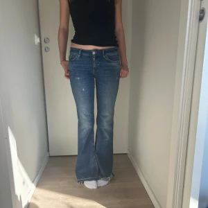 Utsvängda heans - Utsvängda jeans från Only, använd flera antal gånger men inga stora tecken på slitningar. Skriv för bilder! Modellen är 165 och bär vanligtvis S.