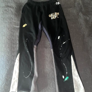 Gallery Dept Sweatpants - Ett par Gallery Dept Sweatpants i mycket bra skick. Storlek S. Säljes då de är något för små. Skriv privat vid frågor!