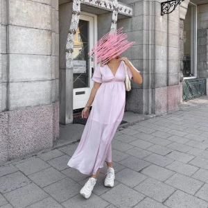 Sommarklänning - Super fin sommarklänning, perfekt till midsommar eller något annat tillfälle, aldrig använd med lappen kvar! Säljer då den är för liten för mig! Katt finns i hemmet🐈‍⬛