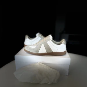 Maison margiela - Maison marigela gats. Färg: Vit Storlek: 43 Skick: lite andvända Pris: 1700kr Kan diskutera pris 