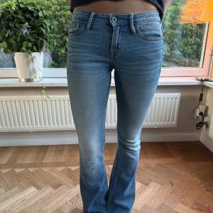 Världens skönaste lågmidjade jeans från märket crocker. De är i stl 25/31 och passar mig som är 169 cm lång. 💙💙