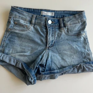 Jeansshorts  - Jag säljer ett par vanliga jeansshorts i stretchigt material. Fint sick, utan defekter i storlek XS