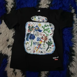 Supreme t shirt  - En Supreme tröja i storlek medium som jag säljer för den sällan kom till användning. Skick 9/10