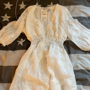Vit zara klänning  - Jättefin slutsåld sommarklänning från Zara. Helt ny, med prislapp kvar. Köptes för 599kr, säljer för 450kr. Bara att skriva för fler bilder eller frågor! 💕