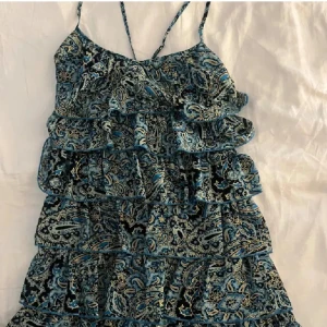 Volang klänning - Säljer denna så fina volangklänning då den inte kommit till använding så mycket💘 jätte fint skick